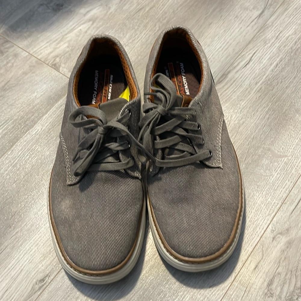 Skechers memory foam wide fit memory foam arch shoes size 9